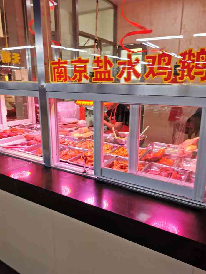 兰陵莱场位于九洲新世界广场南门对面,门口有公交站台,电动车停车场