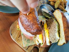 双蛋指椒牛肉汉堡-魏斯理汉堡(西安沣东吾悦店)