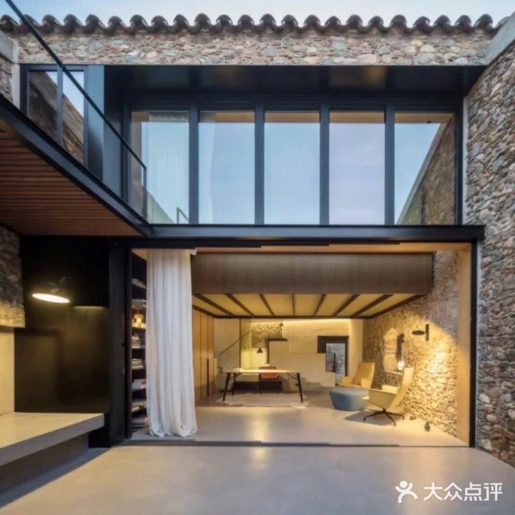 有年代感的下沉式石屋翻新极简设计