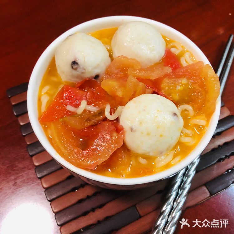 增进食欲的夏日美食-墨鱼丸番茄汤面