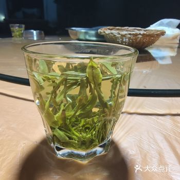 据说老板是村子里唯一一家没有把房子租出去，而是自己开