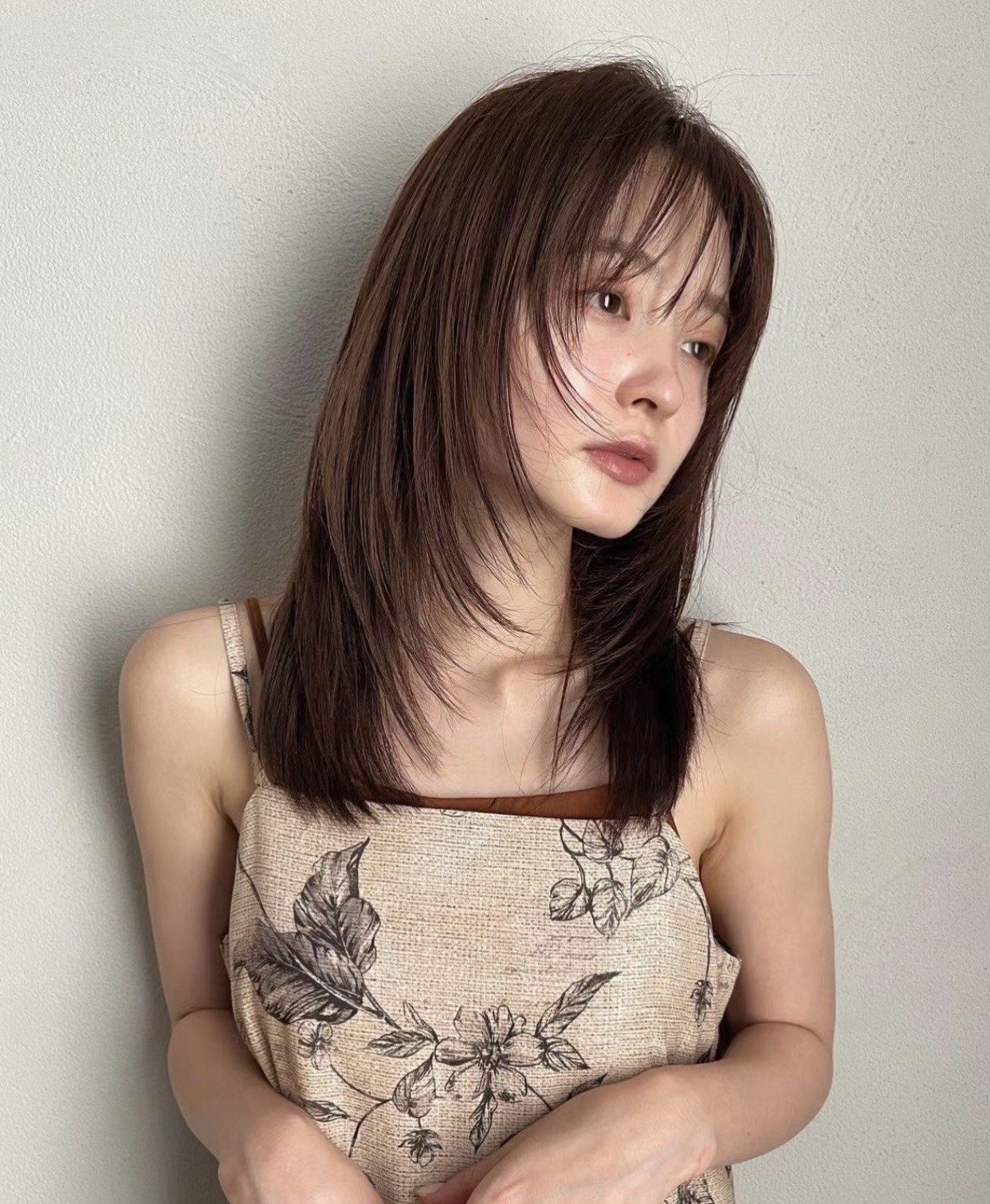 破碎感长发
破碎感脸部周围层次超级包裹脸型
增加氛围感的碎发