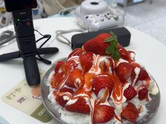 草莓白雪流奶冰-乐果甜心·潮汕冰室