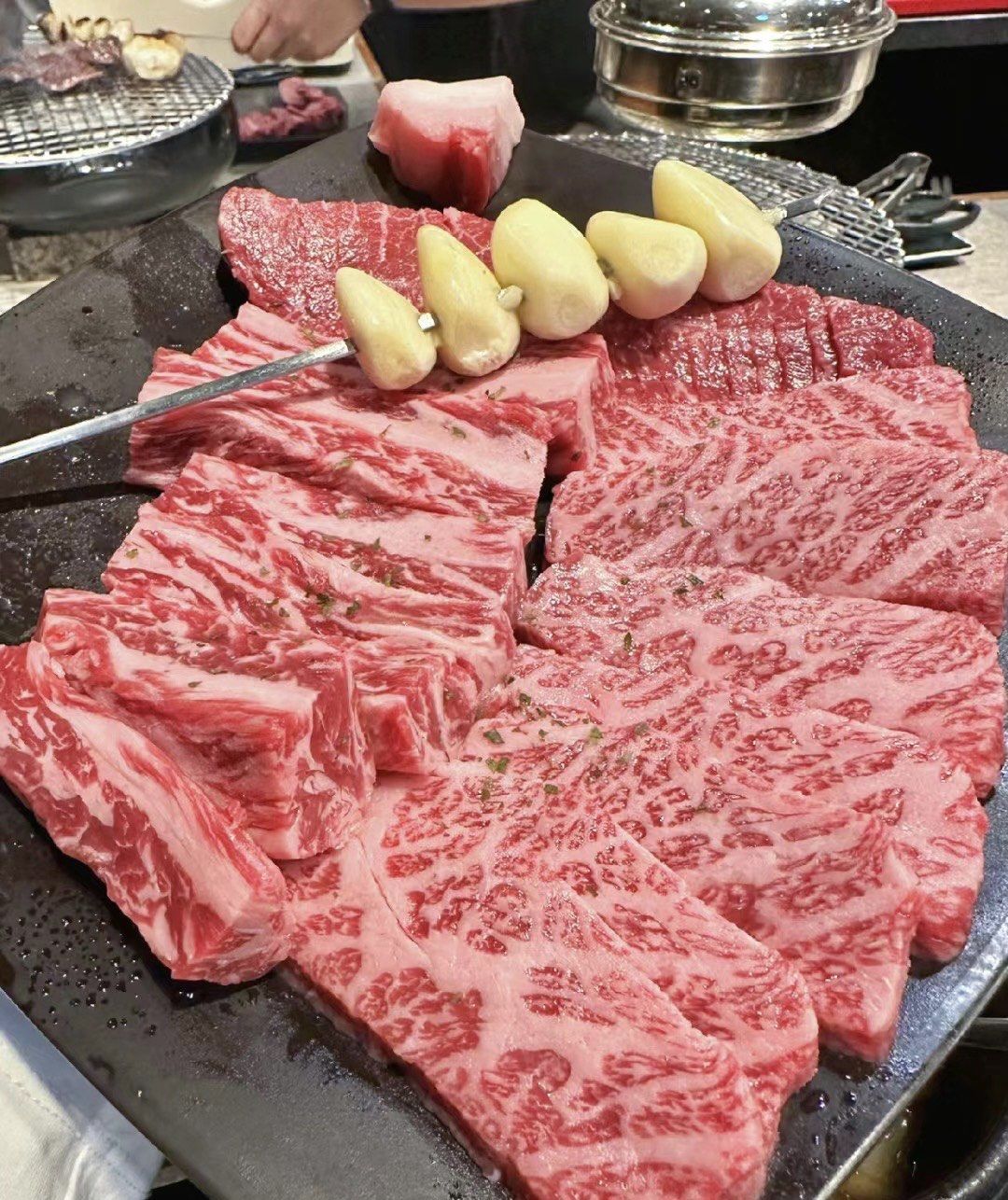 第一次吃生拌牛肉被惊喜到, 生牛肉混合梨汁调 味反而很清爽, 没想到
