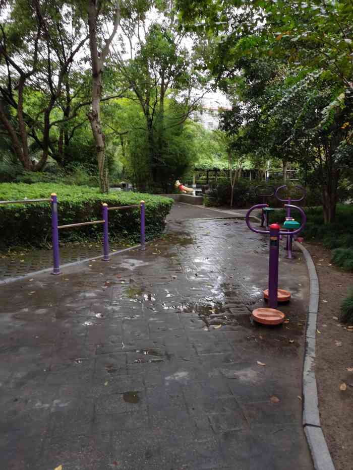 泗塘篮球公园-"环境还可以,公园里空气比较好,很多人在里.