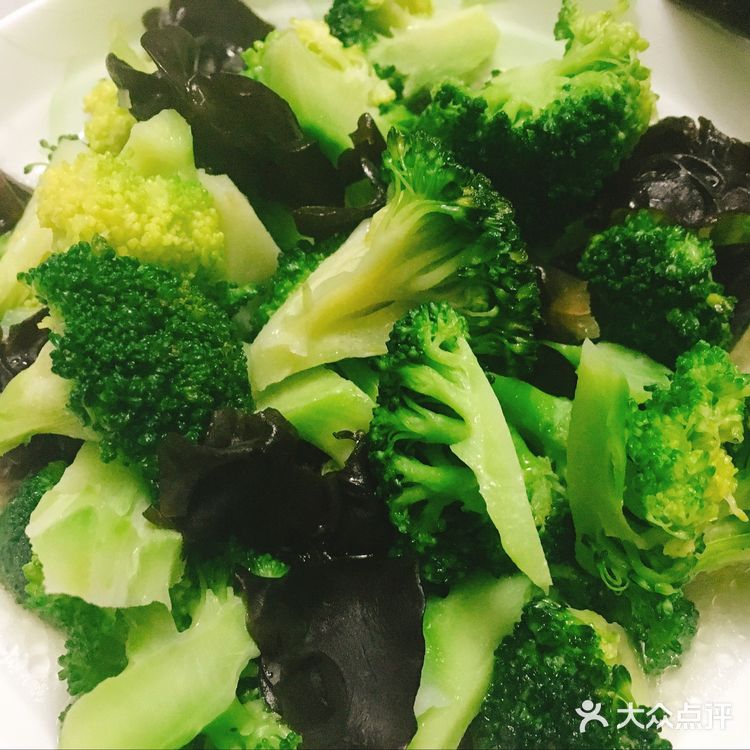 肥膘切成丁 2.加热锅子，滑锅下入猪油，炒到七分熟