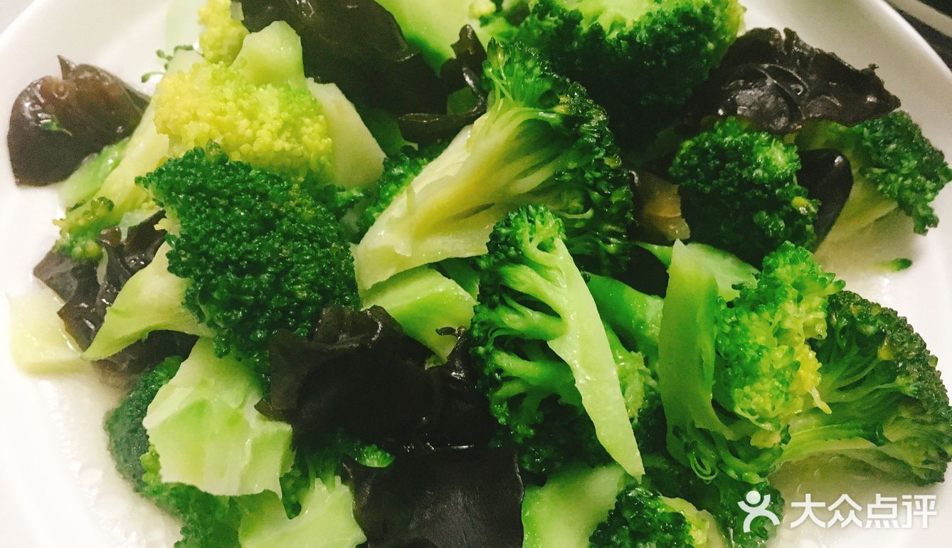 肥膘切成丁 2.加热锅子，滑锅下入猪油，炒到七分熟