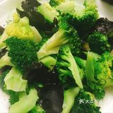 肥膘切成丁 2.加热锅子，滑锅下入猪油，炒到七分熟