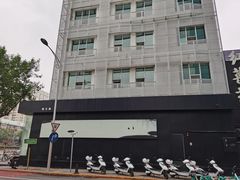 侧门面-BLACKSWAN黑天鹅(环球店)