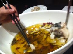 这个沸腾鱼盘子大也便宜，实惠，但是没什么味道，里面有金针菇和豆芽，油很干净，值得表扬放心吃-悦港(悦港酒店)