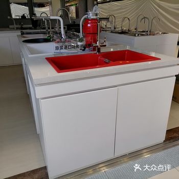 里面的水槽是红色的。白色与红色相碰撞在一起