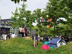 扎在舞台边上的帐篷-太湖迷笛营