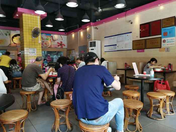 华辉拉肠(龙口东店)-"肠粉还可以,不过有点油腻.牛肉是粒不是片.