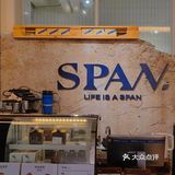 复古风油画展中的咖啡店