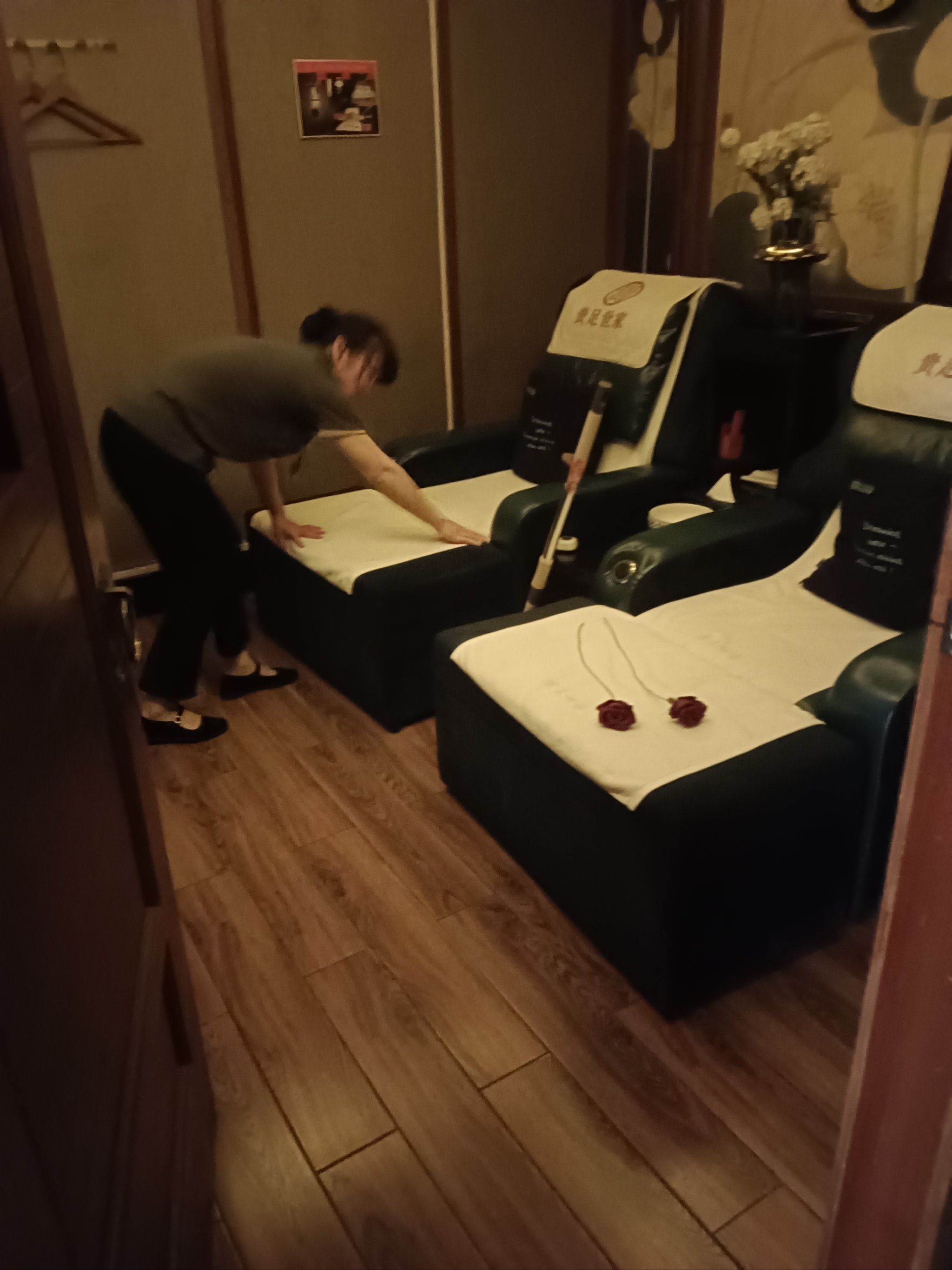 16号技师给我按的,手法很好,服务周到,小吃也很多