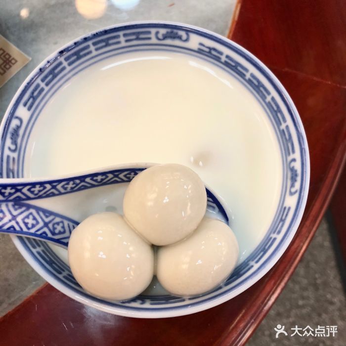 姜汁牛奶芝麻汤圆