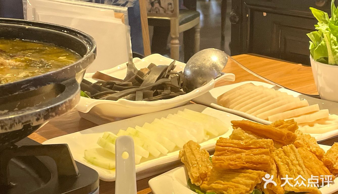 两个女生要了四份素菜一份 一份土豆粉 一份葱油饼