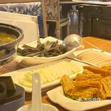两个女生要了四份素菜一份 一份土豆粉 一份葱油饼