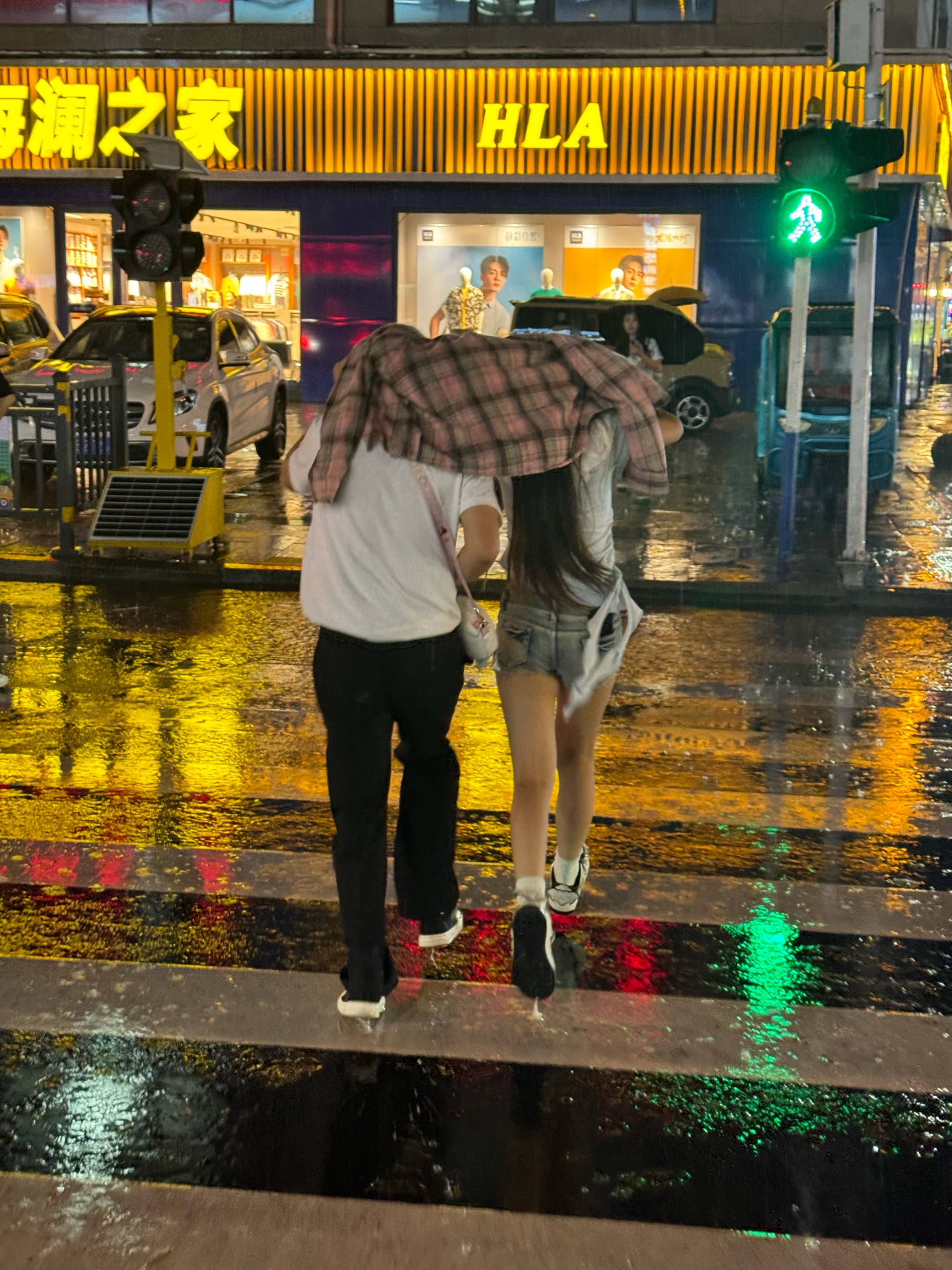 雨中牵手图片唯美图片