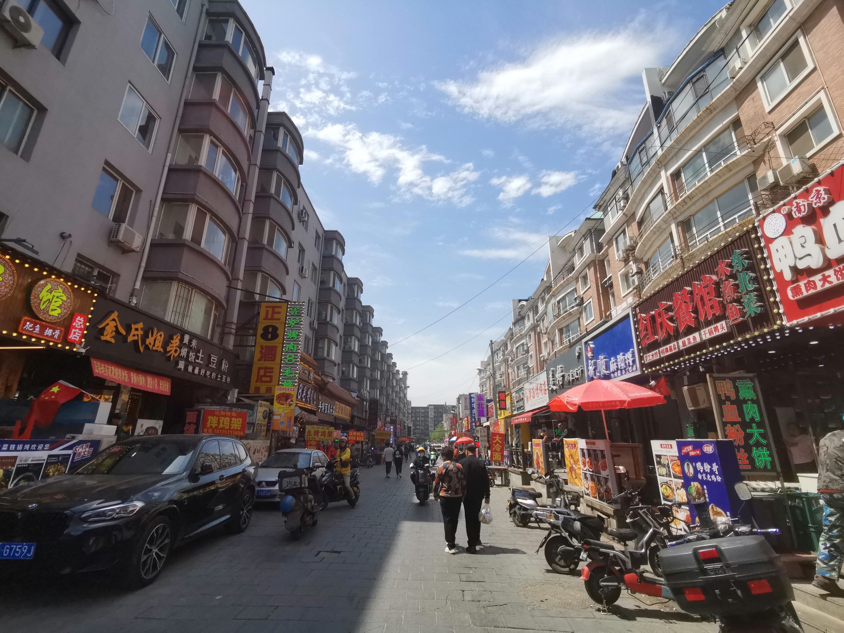 商业街的热闹时光