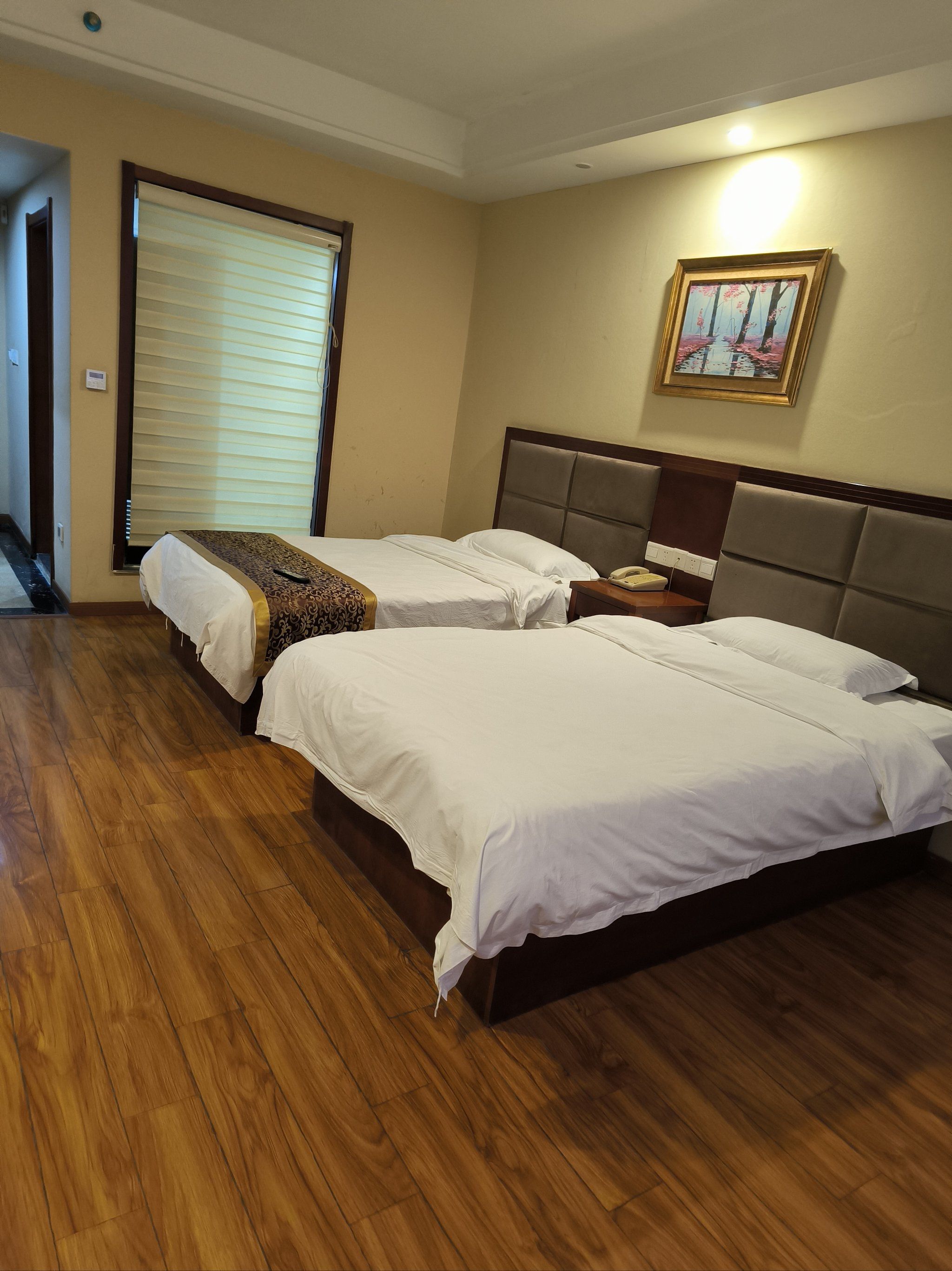 一次性拖鞋,塑料拖鞋都有.餐厅在二楼