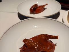 玻璃脆皮香茅石岐乳鸽-炳胜私厨(万象前海店)
