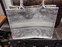 -小飞侠奢侈品回收 寄卖 养护(宝山宝龙广场店)