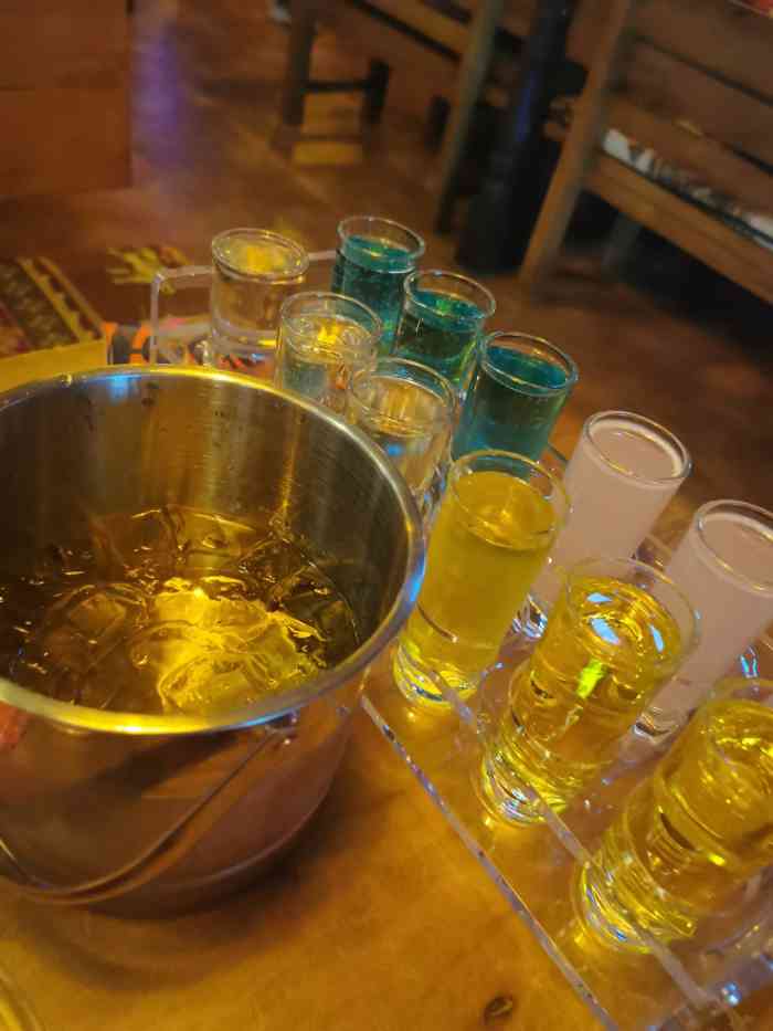 helens海伦司小酒馆(重庆九街店)-"[服务铃]服务:服务的小哥哥都挺帅