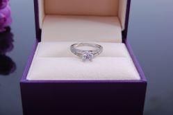 裸钻＋戒托=钻戒-威德钻石-克拉钻大本营(南京东路店)