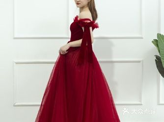 一字肩俏皮红色礼服，甜美优雅又时尚复古