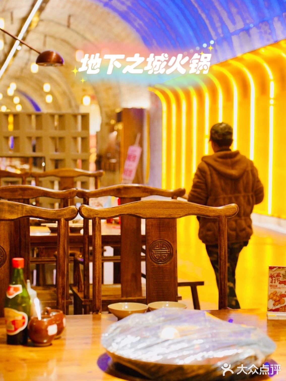 人生建议：吃完这顿宵夜火锅再离开重庆 在防空洞里吃火锅