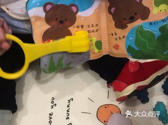 这本书可以放在水里，更好的是可以放在嘴里任他们咬