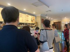 等位区-国际饭店·帆声西饼屋(黄河路店)