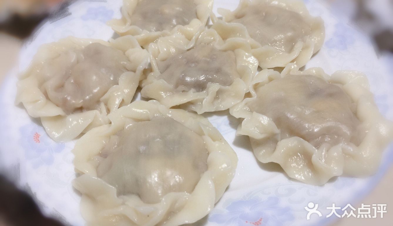 鸡蛋啊白菜啊粉条啊虾仁啊葱花啊。白菜记得挤压一下水分