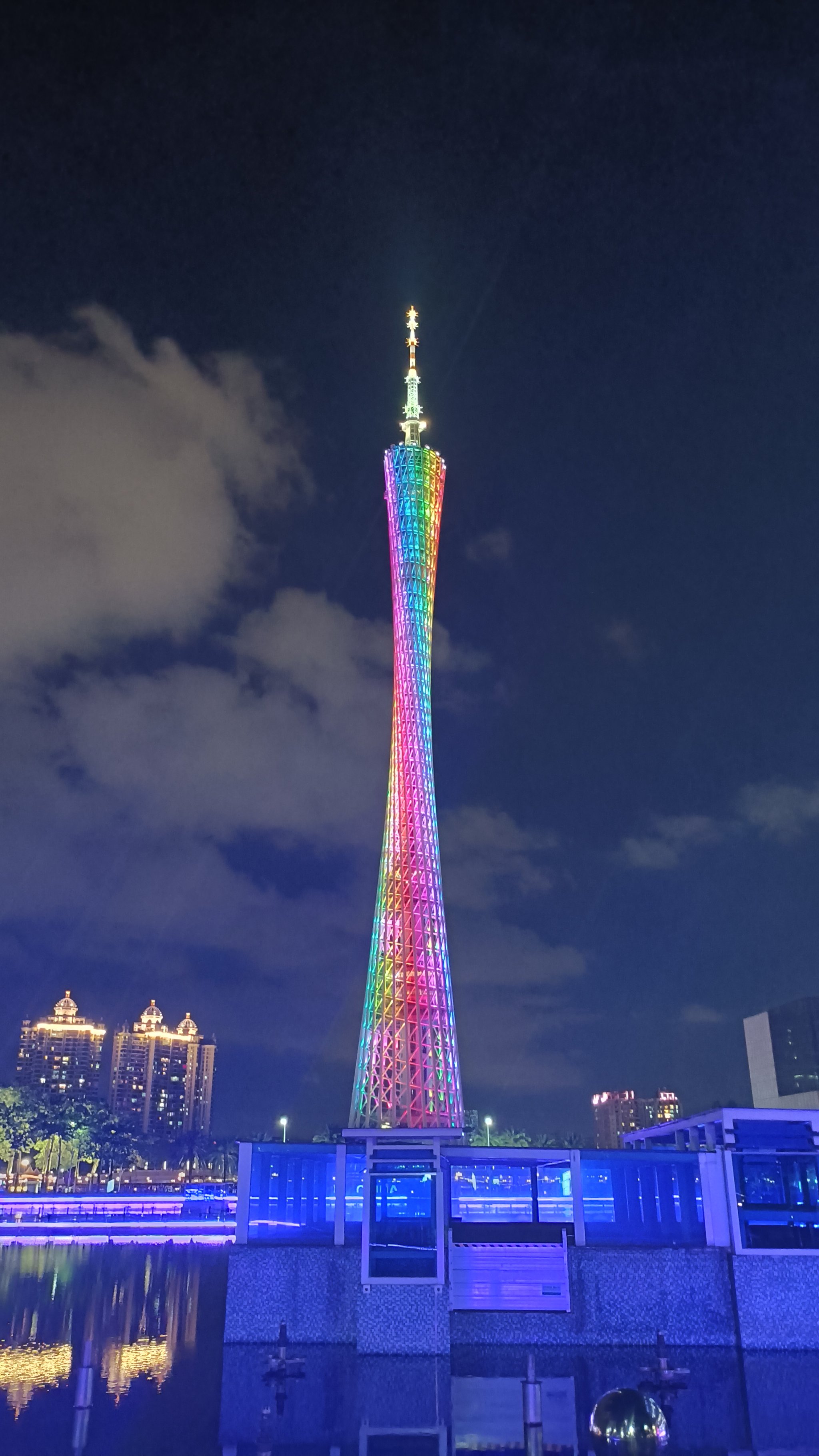 小蛮腰夜景真实图片