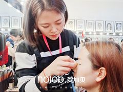 -贺加贝化妆美甲培训学校