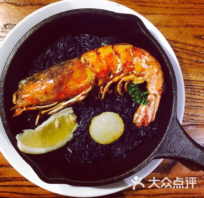 西班牙墨鱼汁海鲜饭