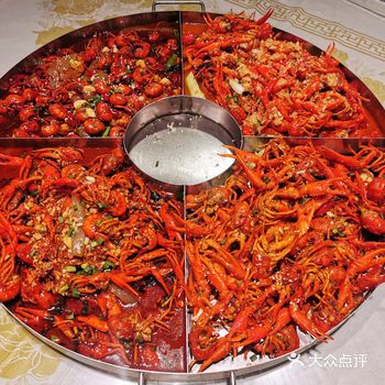 今年第一次吃全虾宴，部门聚餐，选了四种口味：咸蛋黄、