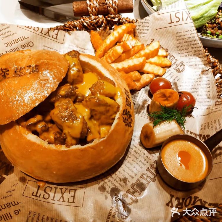 望越越洋料理，地址位于湾悦城三楼，装修风格现代简约