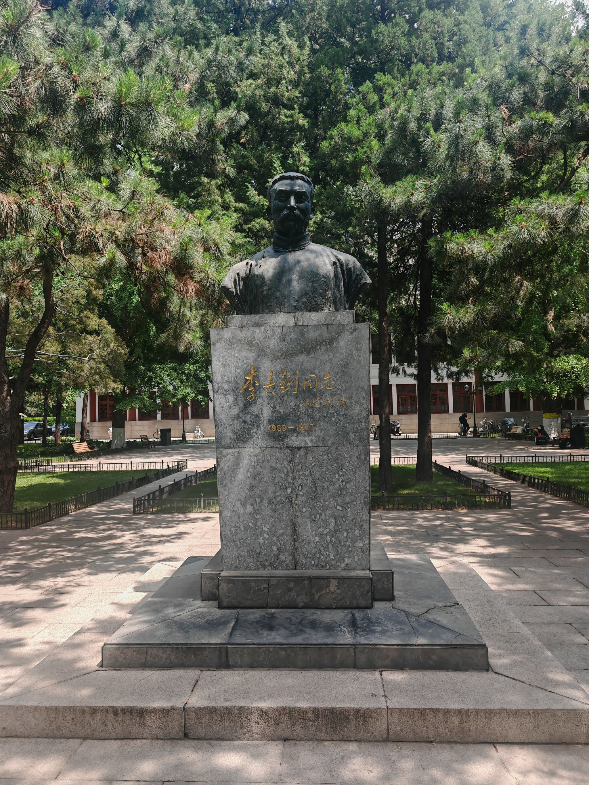 博雅塔下书声朗朗,未名湖畔情话绵绵