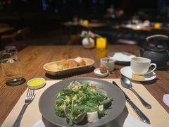 温热海鲜沙拉配牛油果-Mercato莫卡多露台餐厅与酒吧(K11店)