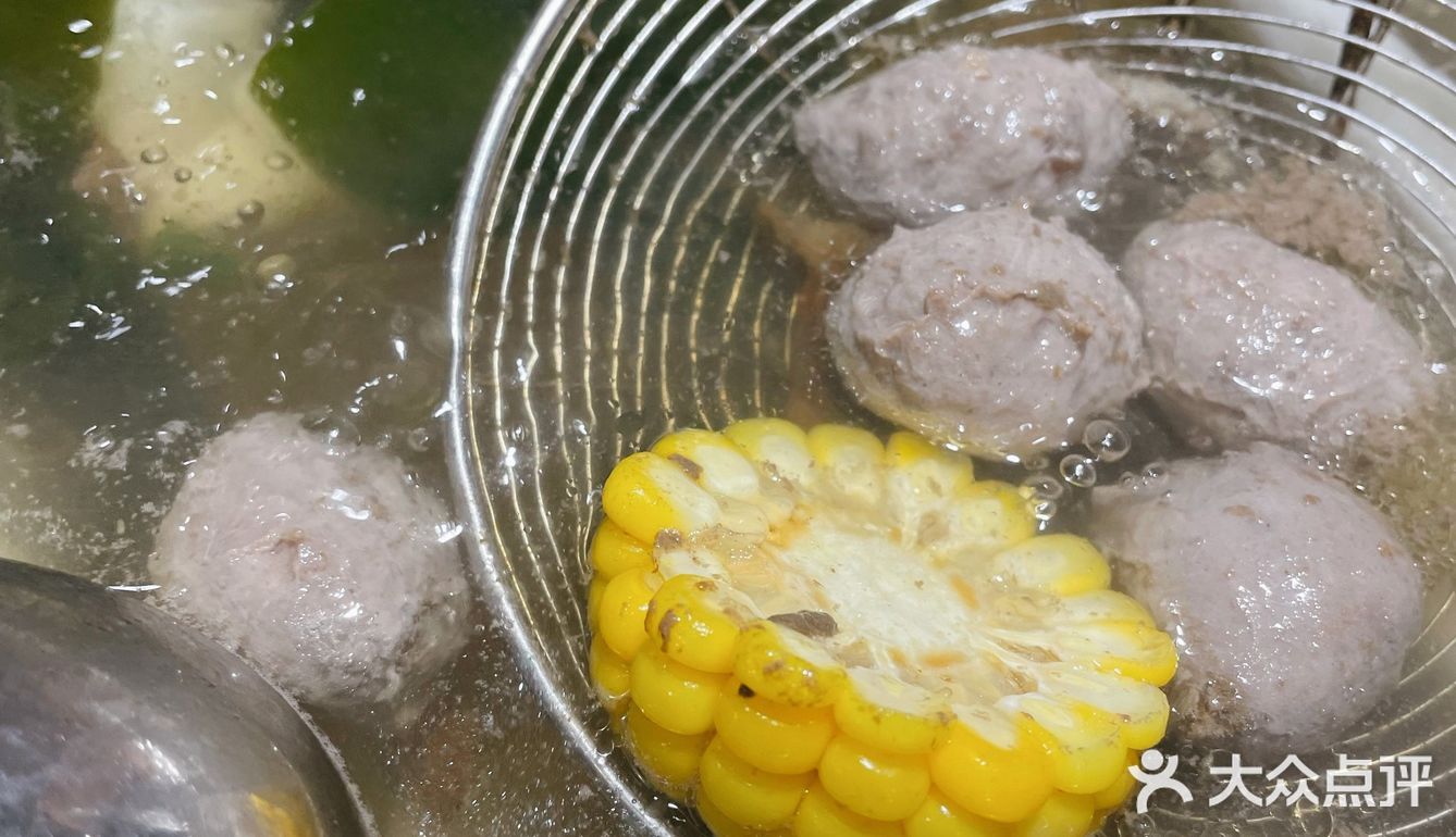 在“眼花缭乱”的美食街东晓南里面有一家性价比极高的牛肉火锅店