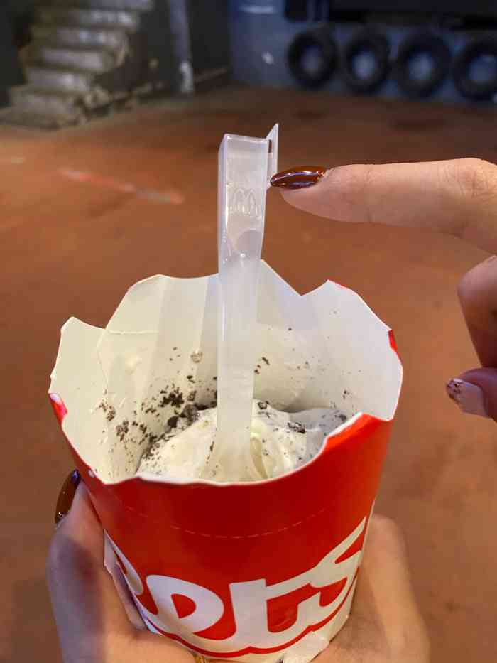 下班后的夜 有点炎热 饭后点了个kfc新出的冰激凌「奥利奥k飓风(原味)