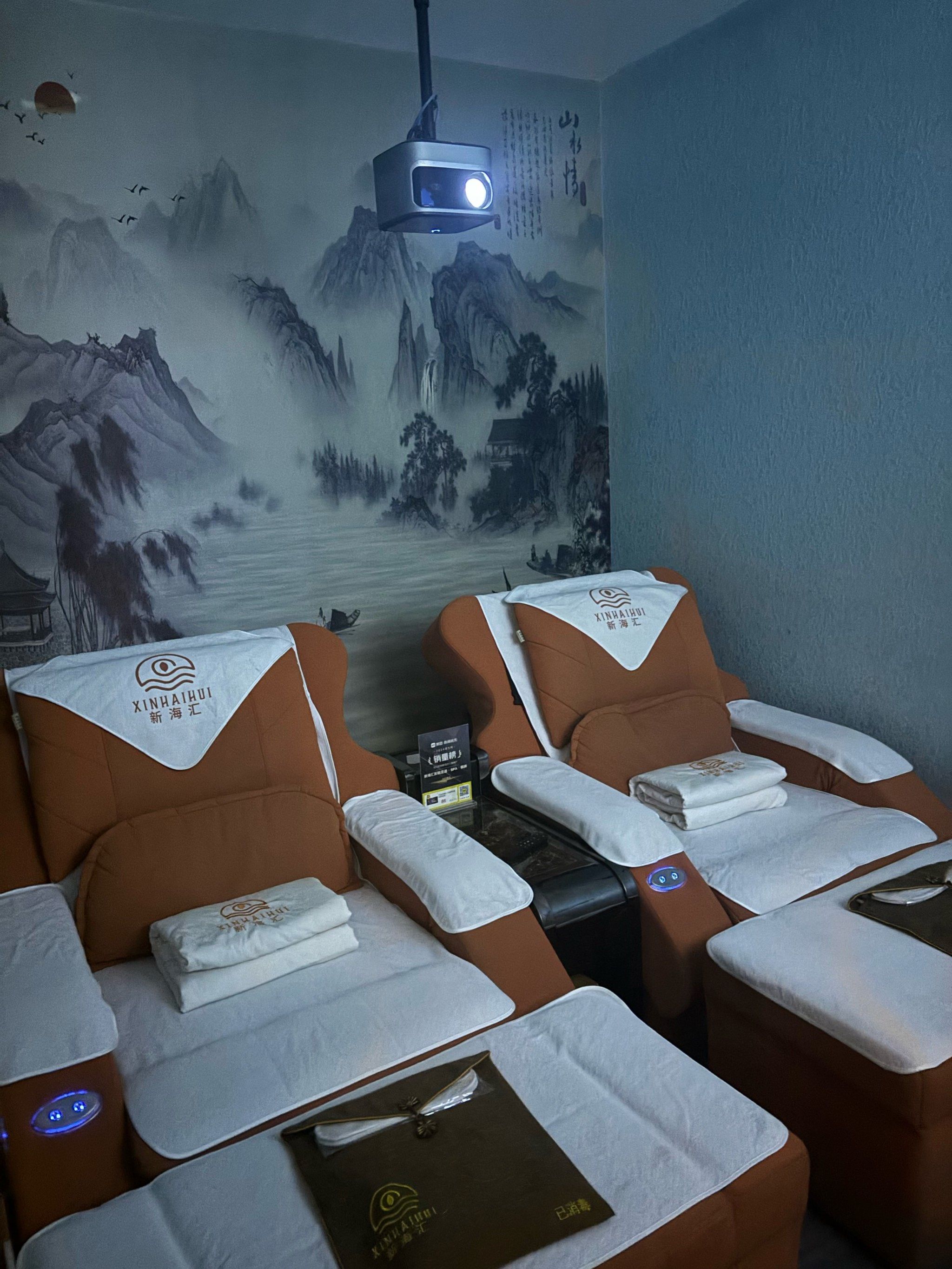 技师手法专业,从足浴的水温,药材选择,到按摩力度都恰到好处