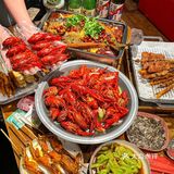 人生建议：一定要带朋友来吃这家的烧烤小龙虾