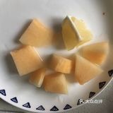 适量、凉白开 1. 将所有食材切小块备用