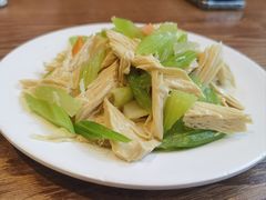 腐竹拌芹菜-清真吴记门钉肉饼·喜多利