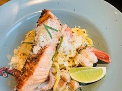 煎三文鱼和海鲜奶油宽面-The Diner X餐厅(青岛万象城店)
