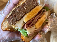 双蛋指椒牛肉汉堡-魏斯理汉堡(西安沣东吾悦店)