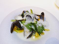 烩节瓜搭配纹蛤，青口，鹰嘴豆及苏子叶-AZUR聚(香格里拉饭店)